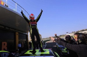 El piloto Ander Vilarino, tras una carrera.