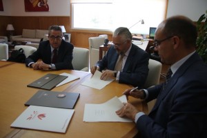 Firma del convenio entre el rector Manuel Palomar y Martín Rivas Antón
