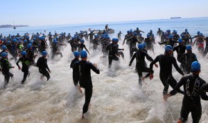 Salida de la prueba de natación, hoy en la playa del Postiguet.