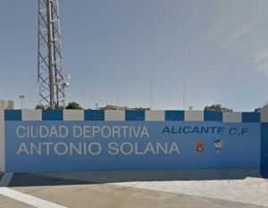 Entrada a la ciudad deportiva Antonio Solana, de Alicante.