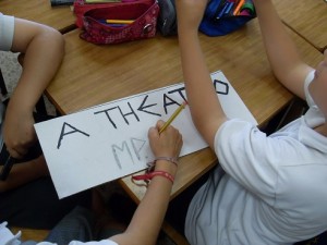 Alumnos del colegio Inmaculada Jesuitas de Alicante, con el material didáctico de latín