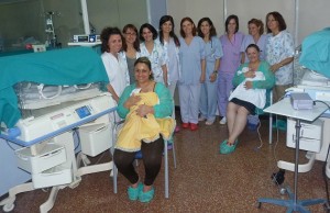 Parte del equipo médico y de enfermería, junto a dos madres realizando el método canguro con sus bebés.