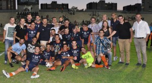 Equipo Campeón con copa y directivos