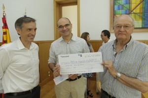 El rector de la Universidad de Alicante, Manuel Palomar, junto a Francisco Bartual (Hidraqua) y  Juan Vicente Peral (Banco de Alimentos).