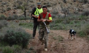 Cazadores en una jornada de caza con perro.