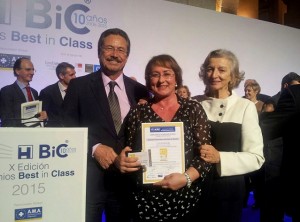 La Dra. Díaz exhibe el premio, junto a la gerente del Departamento de Sant Joan, Isabel González; y el director Médico, Julio Gosálbez.