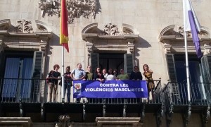 Pancarta contra la violencia machista, colocada en la fachada del Ayuntamiento de Alicante.