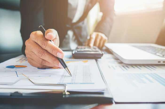 Hábitos sencillos para proteger tus ahorros en 2026