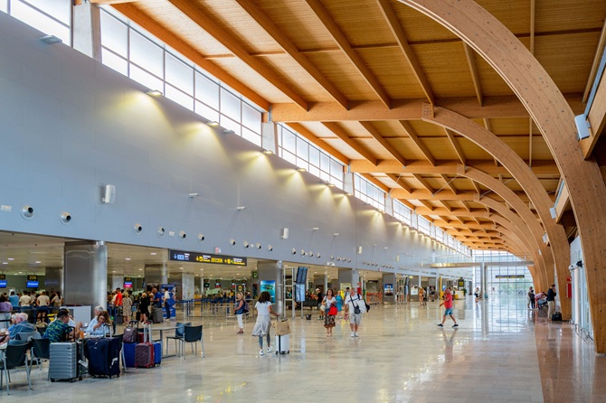 Intenta viajar en avión desde Tenerife con su mujer fallecida