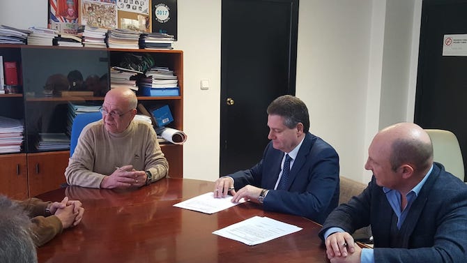 Firma del acta de replanteo con el alcalde de San Fulgencio, Manuel Gómez.