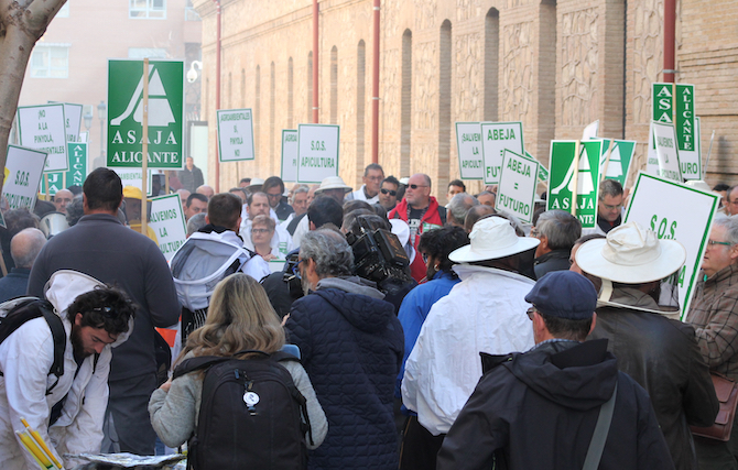Protesta de los apicultores contra la política de la Conselleria de Agricultura.
