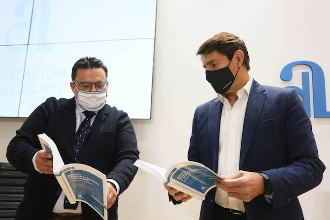 El diputado Juan de Dios Navarro (dcha) y Alfonso Ortega. / AP