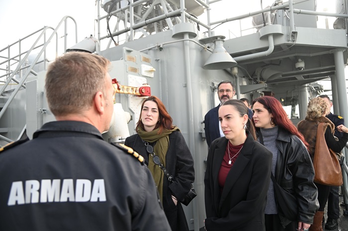 Las estudiantes Silvia Mateo, Sara Richart y Andrea Molano visitan la fragata 'Reina Sofía'