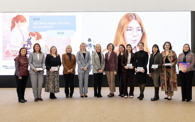 El CEU de Elche premia a seis investigadoras y acerca la ciencia a más de 200 jóvenes