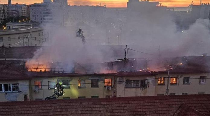 El fuerte viento dispara las llamas en un edificio de Alicante