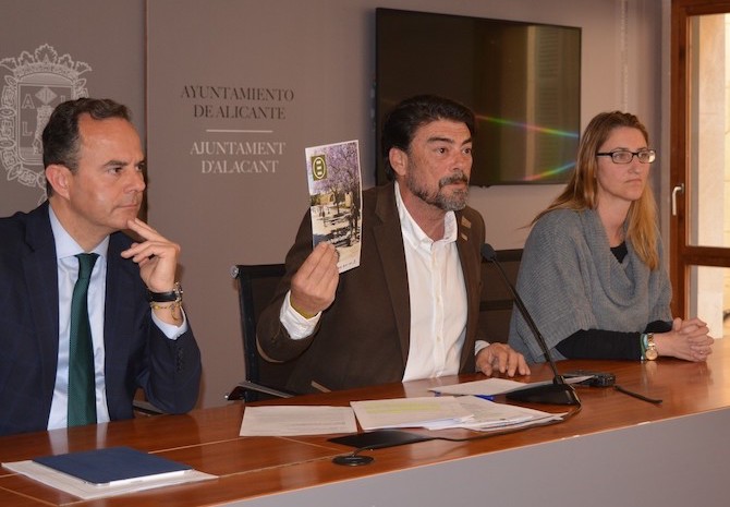 Luis Barcala, junto a los concejales Carlos Castillo y Mari Carmen de España.