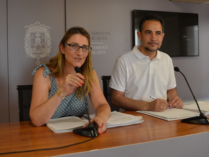 La concejal Mari Carmen de España, junto al edil Israel Cortés (archivo).