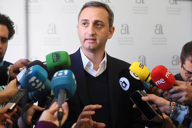 César Sánchez, atiende a los periodistas en Alicante.