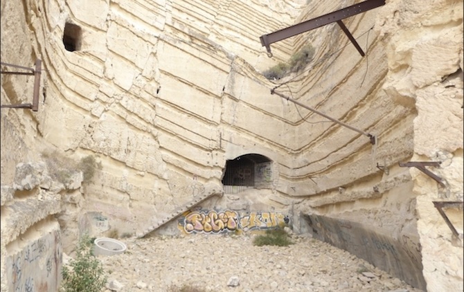 Entrada a los antiguos depósitos de La Británica de Alicante.