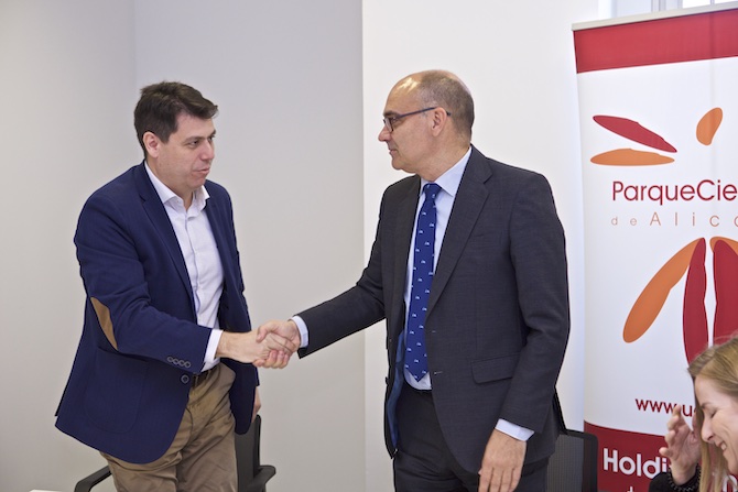 César Quintanilla y Manuel Palomar, tras firmar la incorporación de Q Pharma al Parque Científico de Alicante.
