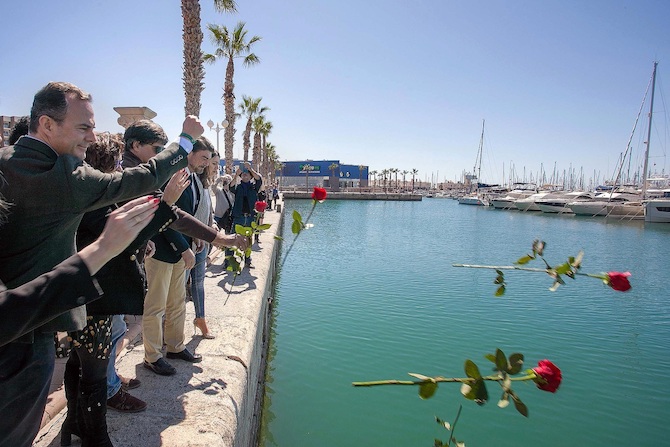 Acto junto al monumento conmemorativo al Stanbrook en el Puerto de Alicante.