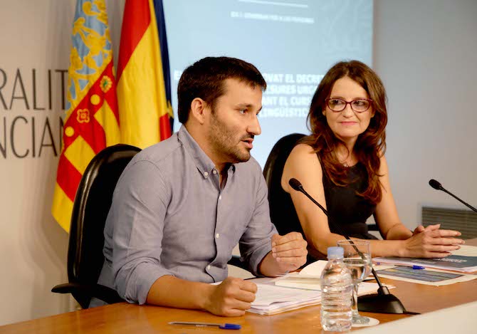 Vicent Marzà y Mónica Oltra, en una comparecencia ante los periodistas.
