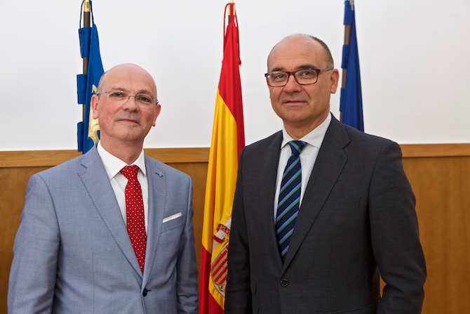 Salvador Palazón (izqda), junto al rector de la Universidad de Alicante, Manuel Palomar.