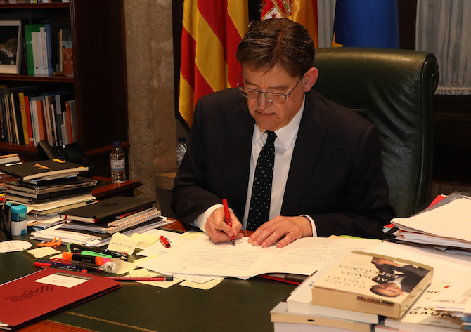 El president de la Generalitat, Ximo Puig, firma el decreto de convocatoria de elecciones.