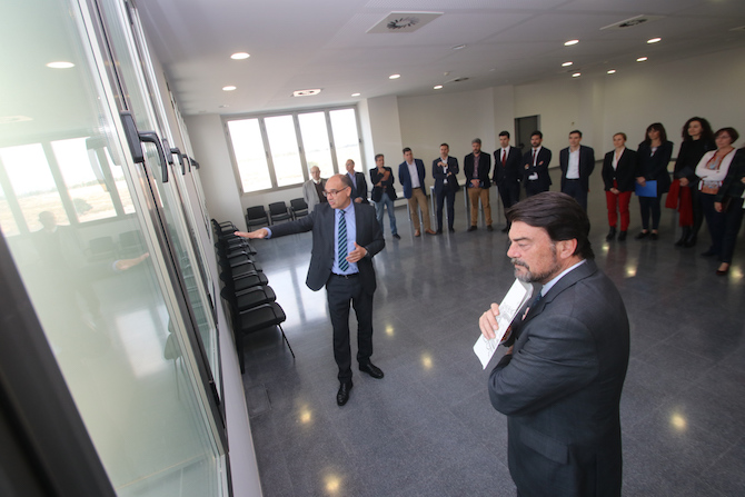 El rector de la UA, Manuel Palomar; junto al alcalde de Alicante, Luis Barcala, en el Parque Científico.