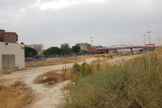 Puente Rojo y área en la que debería construirse el Parque Central de Alicante.