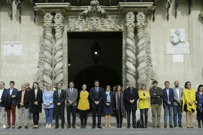 La corporación guarda un minuto de silencio en la entrada del Ayuntamiento de Alicante.