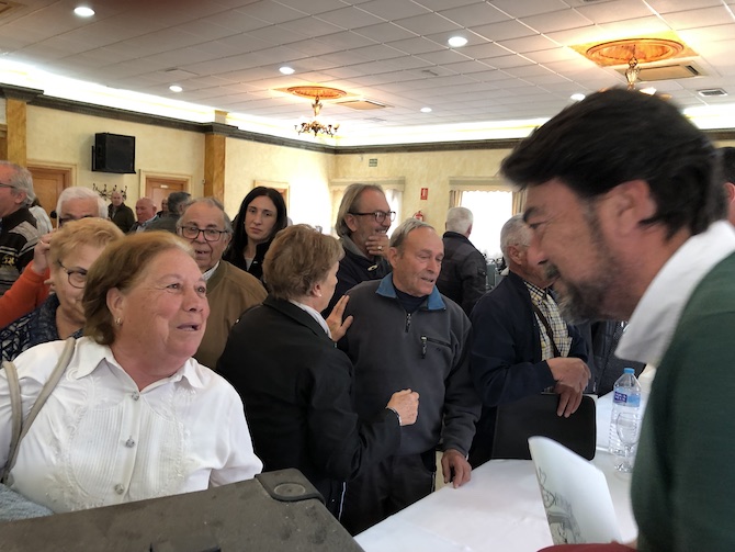 El alcalde de Alicante, Luis Barcala, durante la reunión que ha mantenido con vecinos de las partidas rurales.