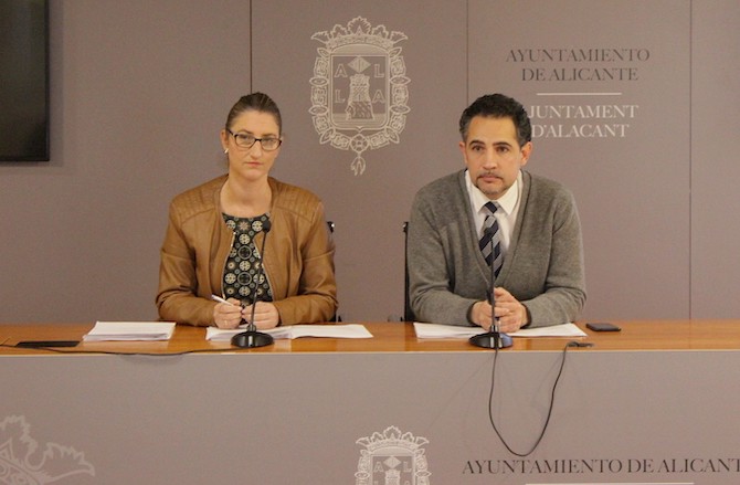 Los concejales del PP Mari Carmen de España e Israel Cortés (archivo).