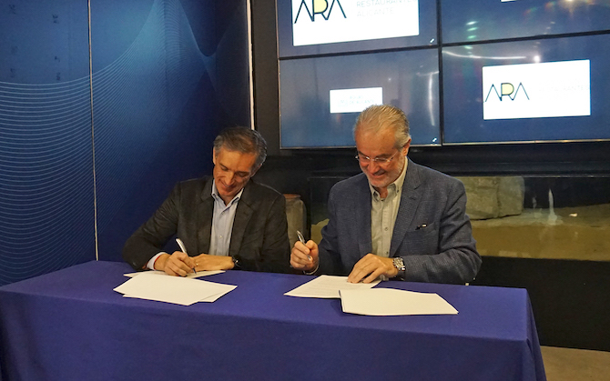 Francisco Bartual y Antonio Agustín Pérez Planelles, durante la firma del convenio.