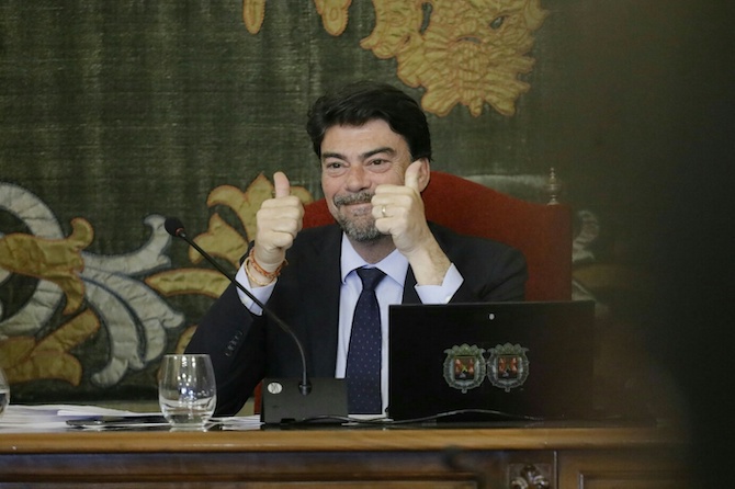 El alcalde de Alicante, Luis Barcala, muestra su satisfacción tras la aprobación del presupuesto.