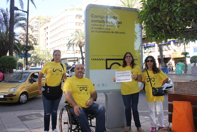 Antonio Ruescas (Cocemfe), en una campaña de sensibilización en Alicante.
