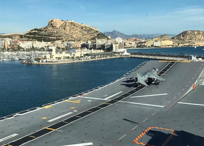 El buque de la Armada Juan Carlos I en el Puerto de Alicante. / P.R.L.