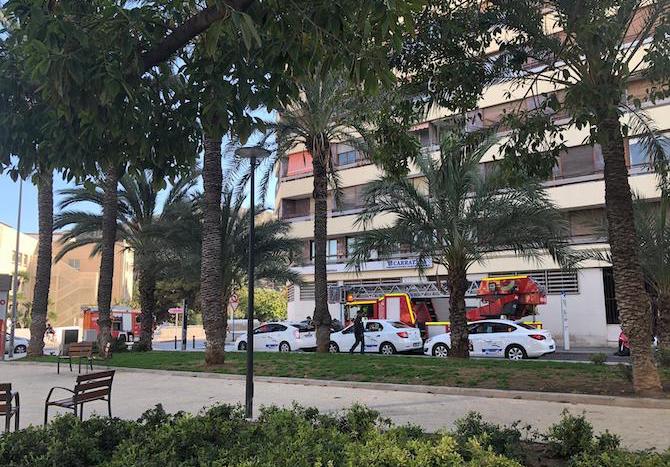 Los bomberos act&uacute;an en el edificio de la Plaza G&oacute;mez Ulla de Alicante.
