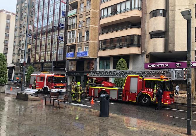 Los bomberos de Alicante intervienen en la fachada de un edificio de Maisonnave.