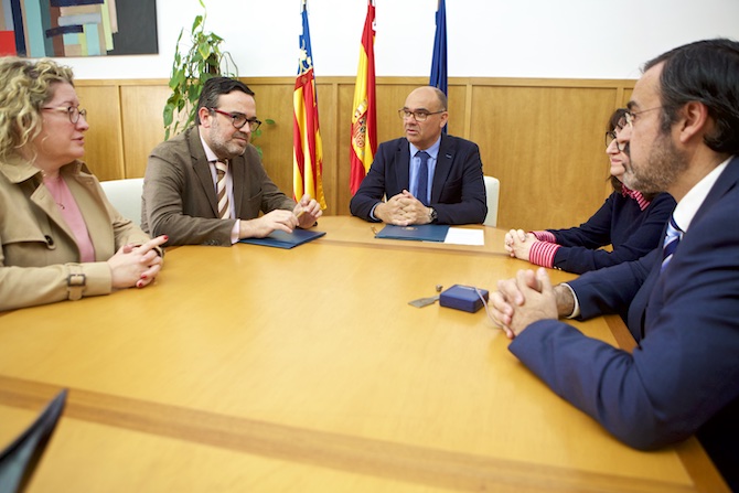 Firma del contrato entre la UA y Ecisa. / Rafael Pastor (FGUA).