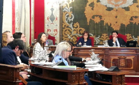 Luis Barcala escucha a la portavoz de Ciudadanos, Yaneth Giraldo, en el pleno de Alicante.