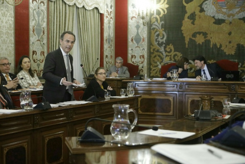 Carlos Castill (PP), durante su intervención en el pleno.