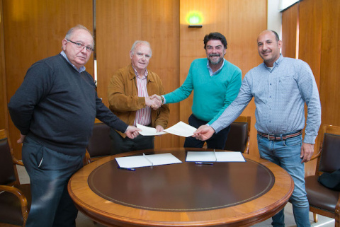 Luis Barcala y representantes de asociación El Caero.