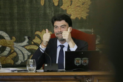 El alcalde de Alicante, Luis Barcala, muestra su satisfacción tras la aprobación del presupuesto.