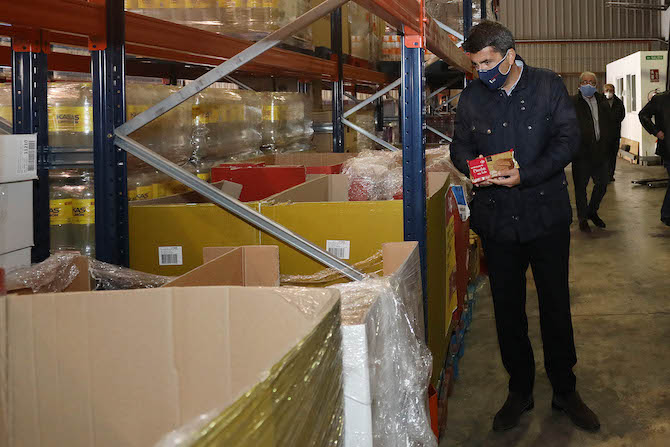 El presidente de la Diputación, Carlos Mazón, en el Banco de Alimentos de Alicante. / AP