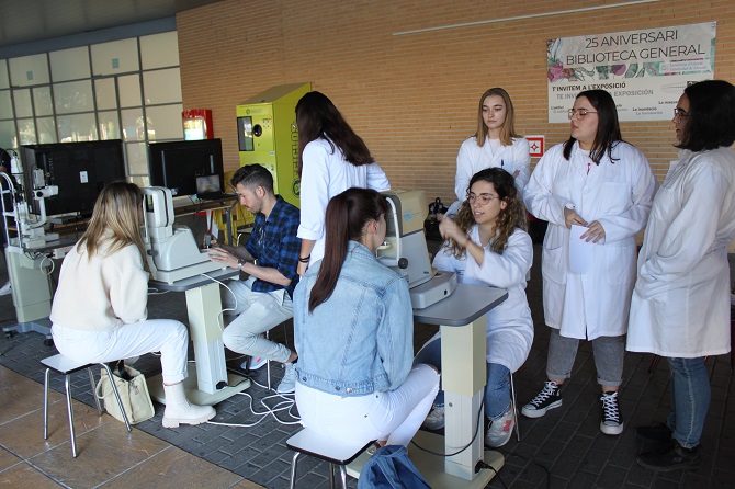 Imagen de archivo - Estudiantes de Óptica revisando los ojos de compañeros