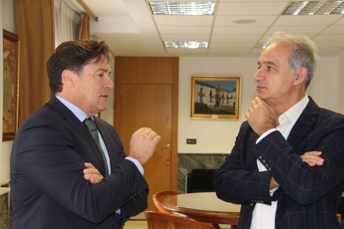 José Antonio Redorat junto al alcalde de Utiel, Ricardo Gabaldón - Imagen de archivo