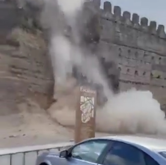 Se derrumba una torre de un castillo medieval ante vecinos