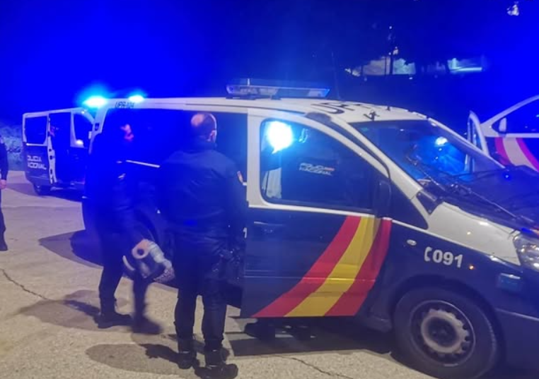 Muere un vecino al recibir un impacto de bala en el balcón de su casa