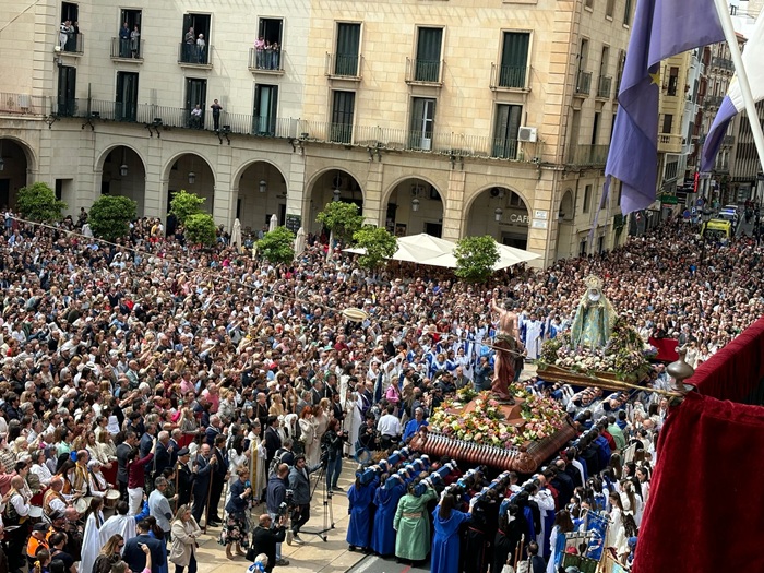 Encuentro entre la Virgen de la Alegr&iacute;a y el Cristo Resucitado - Semana Santa 2025